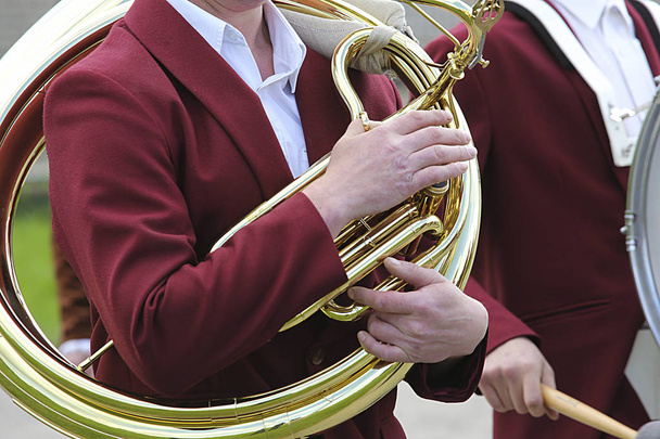 hudebník hraje na zlatá tuba - Fotografie, Obrázek
