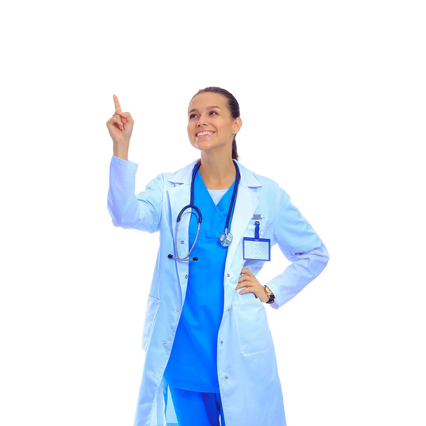 Портрет жінки-лікаря, який вказує ізольовано на білому тлі
 - Фото, зображення