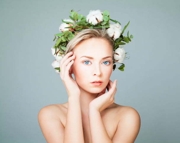 Τέλεια κυρία σε λευκά βαμβακερά λουλούδια στεφάνι. Το μοντέλο Spa στην μπλε B - Φωτογραφία, εικόνα