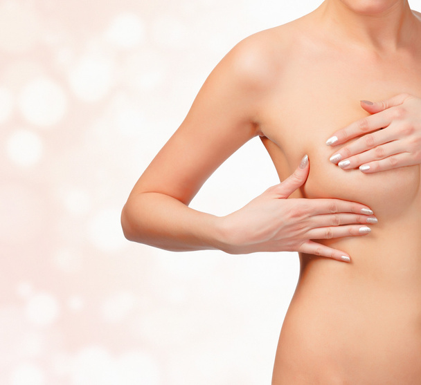 femme contrôle son sein pour le cancer
 - Photo, image