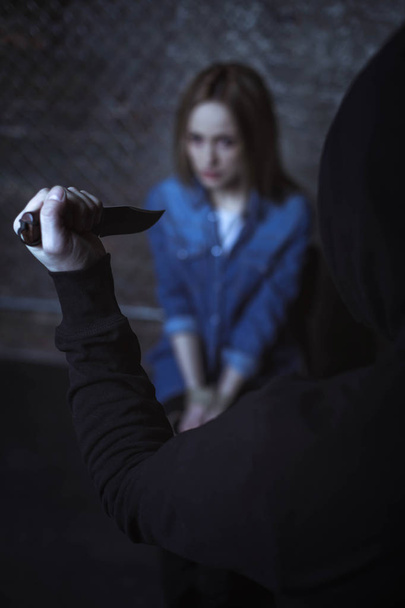 Villain threatening killing woman - Foto, imagen