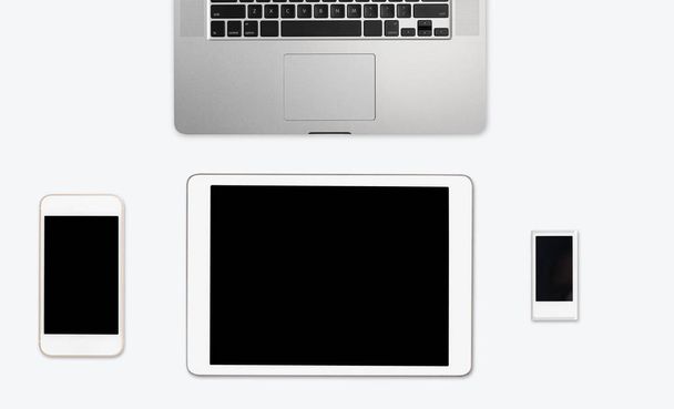 Semplice desktop bianco pulito con apparecchiature elettroniche
 - Foto, immagini