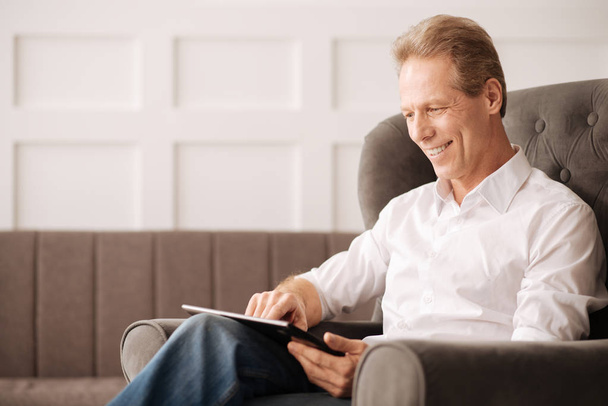 man holding tablet - Photo, image