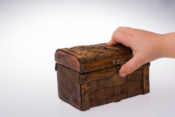mano sosteniendo una caja de madera marrón
  - Foto, Imagen