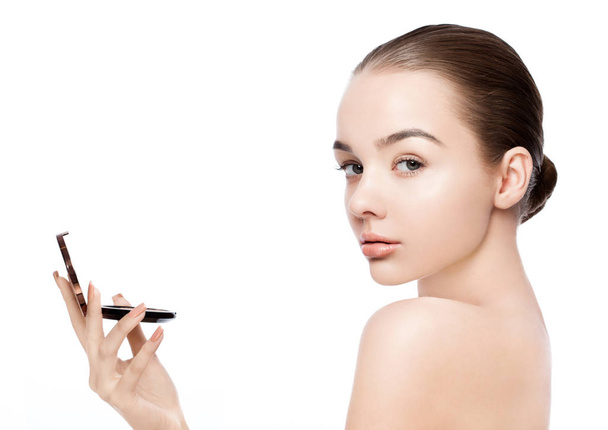 Beauty makeup model holding powder foundation - 写真・画像