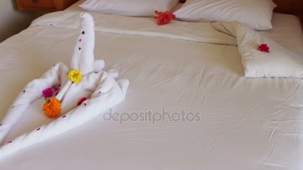 Ρομαντικό δωμάτιο ξενοδοχείου με Swan πετσέτες - Πλάνα, βίντεο