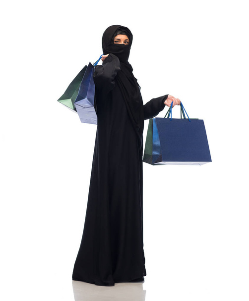 muslim woman in hijab with shopping bags - Foto, imagen