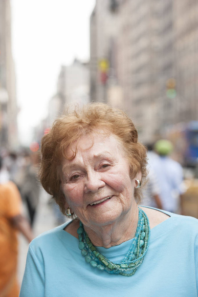 portrét staré ženy - Fotografie, Obrázek