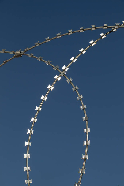 szögesdrót kerítés védelem céljából a pproperty - Fotó, kép