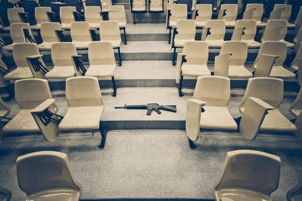Un fusil dans une salle de conférence
 - Photo, image