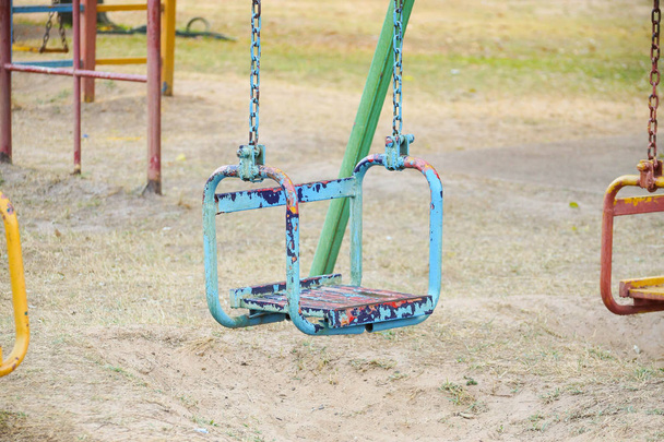 Altalena a catena in un parco giochi
 - Foto, immagini