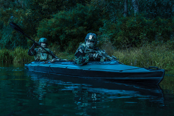 Ozbrojenci v armádě kajak - Fotografie, Obrázek