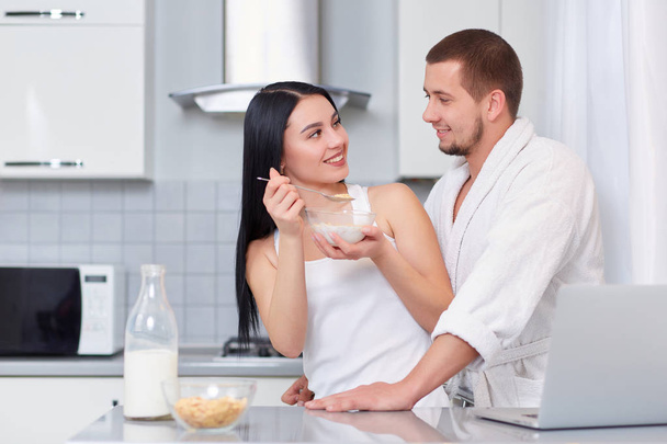 Wife feeding her husband of oat flakes. - Fotografie, Obrázek