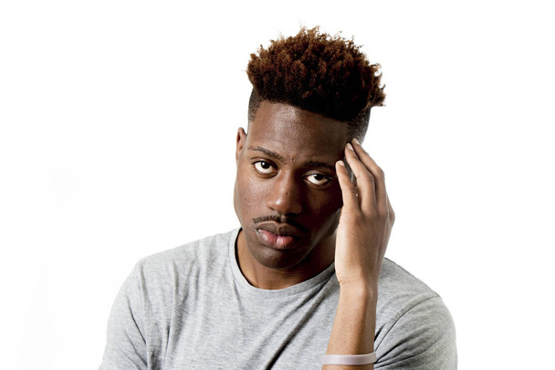 jonge aantrekkelijke afro Amerikaanse man op zijn 20s op zoek triest en depressief poseren emotionele - Foto, afbeelding