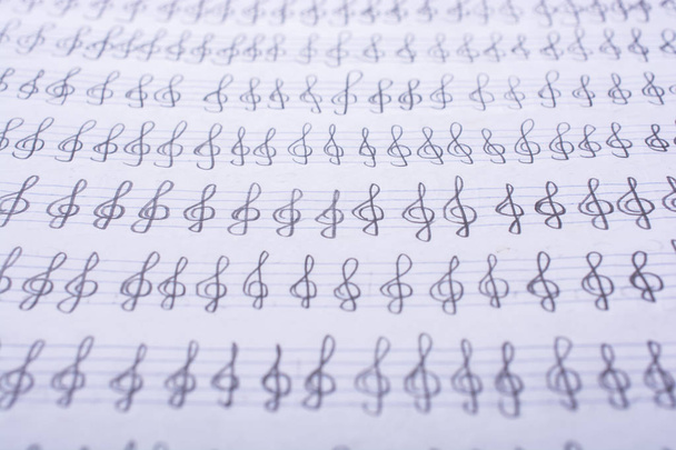 Kézzel írott zenei jegyzetek a papíron  - Fotó, kép