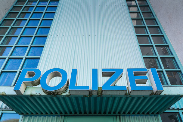 Polizei signalisiert Station vor Eingang Behörde blaues Schild - Foto, Bild