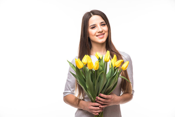 Mulher feliz no vestido com tulipas amarelas isoladas no fundo branco
 - Foto, Imagem