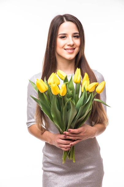Счастливая женщина в платье с желтыми тюльпанами изолированы на белом фоне
 - Фото, изображение