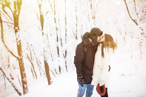 Joyeux jeune couple qui s'amuse dans le parc d'hiver
 - Photo, image