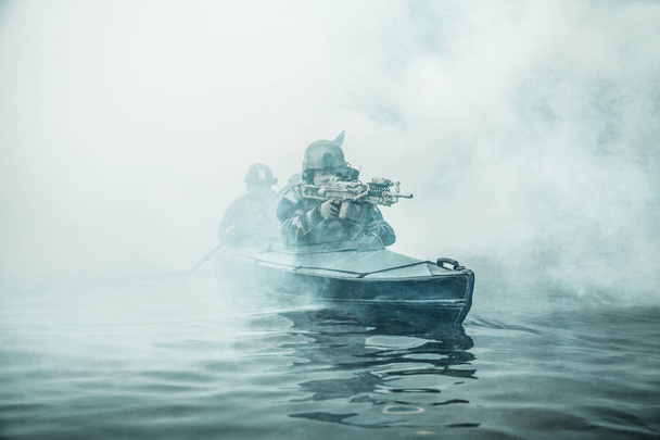 Militantes en kayak del ejército
 - Foto, Imagen