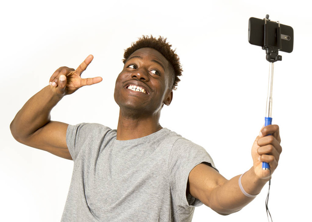 笑って幸せな撮影 selfie アフロ アメリカ青年の携帯電話でのセルフ ポートレート写真 - 写真・画像