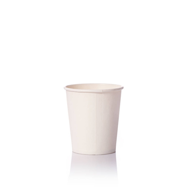 Blank white paper cup for coffee or hot drink. Studio shot isola - Фото, зображення
