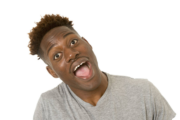 jonge vriendelijke en gelukkig afro Amerikaanse man die lacht opgewonden en poseren koel en vrolijke geïsoleerd - Foto, afbeelding