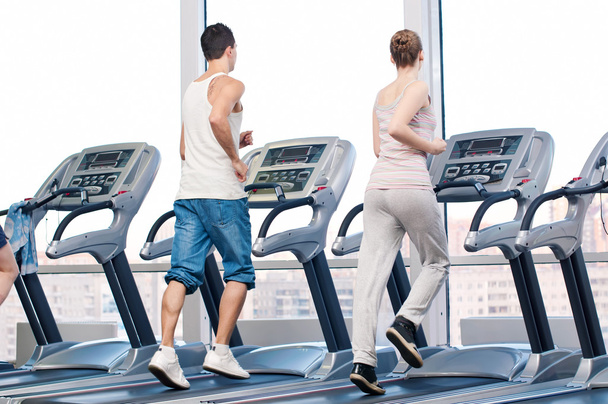 Woman and man at the gym exercising. - Foto, afbeelding