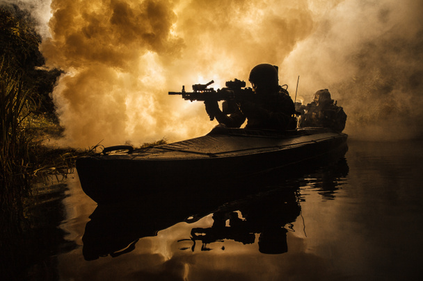 Militaires en kayak de l'armée
 - Photo, image