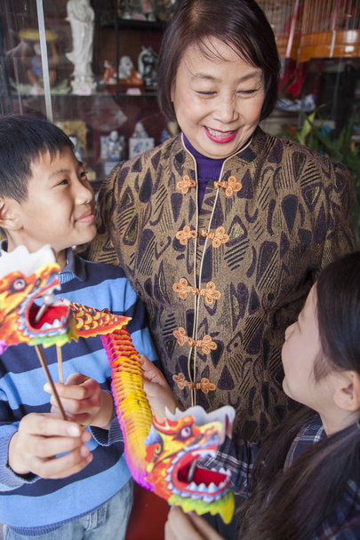 Aziatische familie voor winkel - Foto, afbeelding