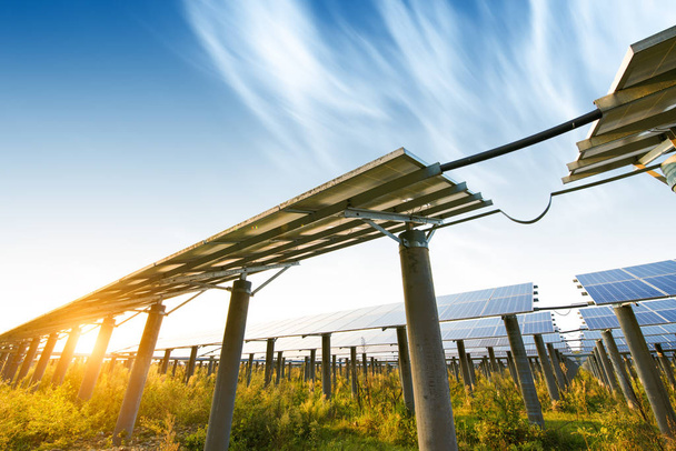Photovoltaik-Module für erneuerbare Stromerzeugung, Navarra, Aragon, Spanien. - Foto, Bild