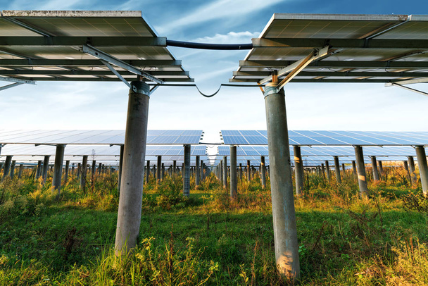 Yenilenebilir elektrik üretim, Navarra, Aragon, İspanya için fotovoltaik paneller. - Fotoğraf, Görsel