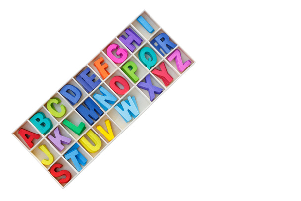 Kleurrijke houten alfabet in vierkante doos. Bovenaanzicht. Geïsoleerd op wh - Foto, afbeelding