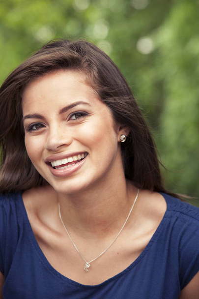 Menina adolescente sorrindo
 - Foto, Imagem
