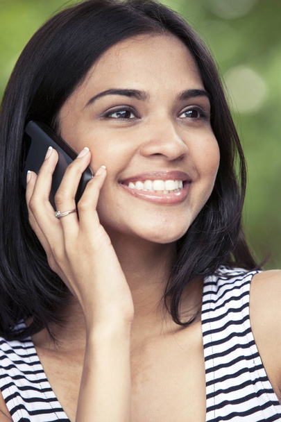 dospívající dívka mluví na telefonu - Fotografie, Obrázek