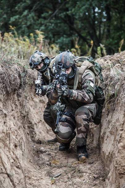 paracaidistas franceses en acción
 - Foto, Imagen