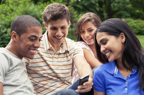 Друзья-подростки с мобильным телефоном
 - Фото, изображение