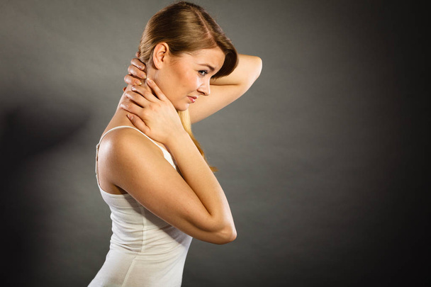 Woman suffering from neck pain - Zdjęcie, obraz