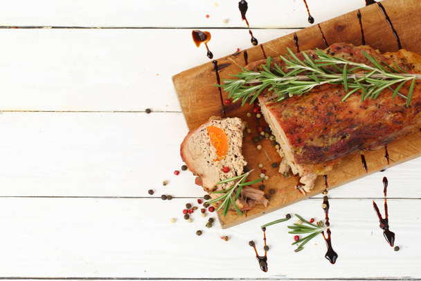 Baked ham with spices on wooden background - Foto, afbeelding