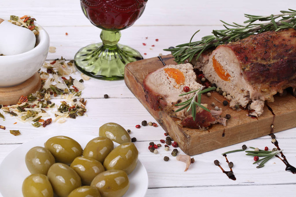 Baked ham with red wine on wooden background - Fotó, kép