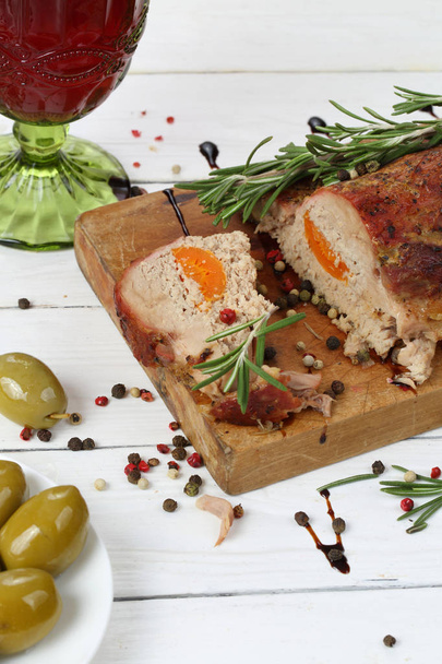 Baked ham with red wine on wooden background - Fotografie, Obrázek