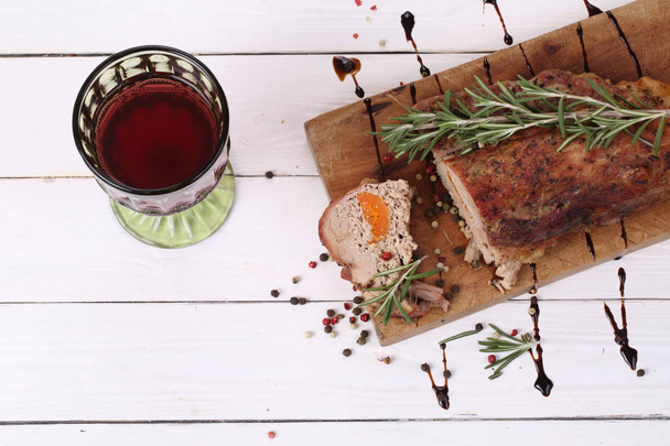 Χοιρομέρι ψητό με κόκκινο κρασί σε ξύλινα φόντο - Φωτογραφία, εικόνα