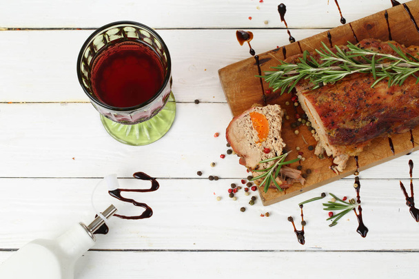 Baked ham with red wine on wooden background - Foto, Imagen