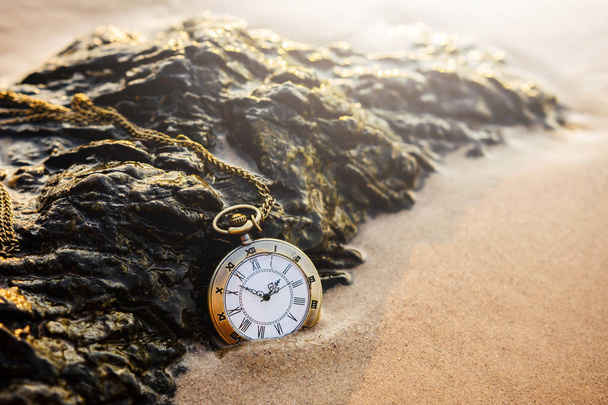Kieszonkowe zegarek na złotą plażą  - Zdjęcie, obraz