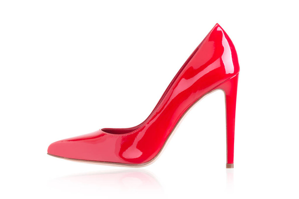 Los zapatos rojos femeninos del barniz sobre el fondo blanco - Foto, imagen