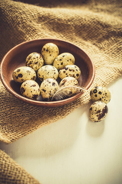 Φρέσκα οργανικά ορτυκιού αυγά σε ένα κεραμικό μπολ. - Φωτογραφία, εικόνα