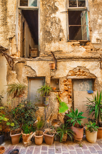クレタ島の Chania の古い町で風化したベニスの正面玄関 - 写真・画像