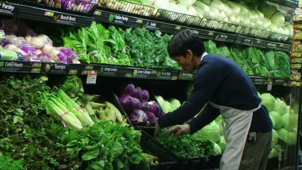 muž čelí salát s ovocem a zeleninou - Záběry, video