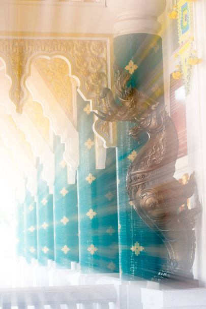 Tajskiej sztuki utrzymane w tajskim Kościoła w Wat Pa Phu Kon, Tajlandia. - Zdjęcie, obraz