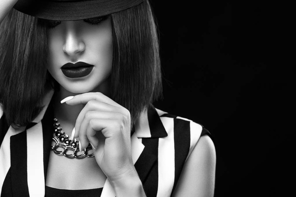 Photo studio de mode noir et blanc de belle jeune femme en costume rayé. maquillage visage beauté parfaite
. - Photo, image